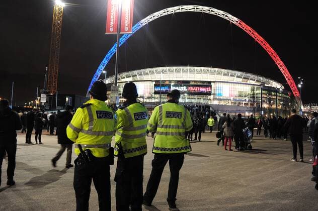 Football - 2015 2016 International Friendly Länderspiel - England vs. France Police outside the Stadium lit up in Red , White and Blue at Wembley. COLORSPORT ANDREW COWIE 