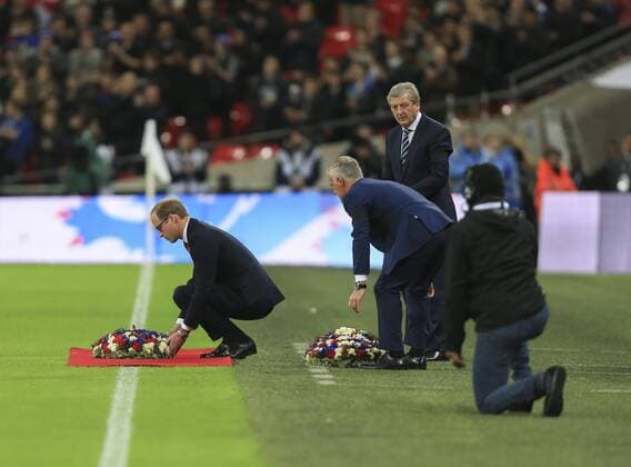FuÃŸball, LÃ¤nderspiel, England - Frankreich, Gedenken an Terror-Opfer von Paris vor Spielbeginn 17.11.2015. Wembley Stadium, London, England. International football friendly, England versus France. HRH Prince William lays a wreath in memory of the victims of the Paris attacks before the game. xNigelxCookex  ActionPlus11682464