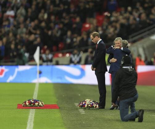 FuÃŸball, LÃ¤nderspiel, England - Frankreich, Gedenken an Terror-Opfer von Paris vor Spielbeginn 17.11.2015. Wembley Stadium, London, England. International football friendly, England versus France. Roy Hodgson, the England national team Nationalteam manager and Didier Deschamps, the France national team manager embrace after both laying floral tributes before the game. xNigelxCookex  ActionPlus11682465