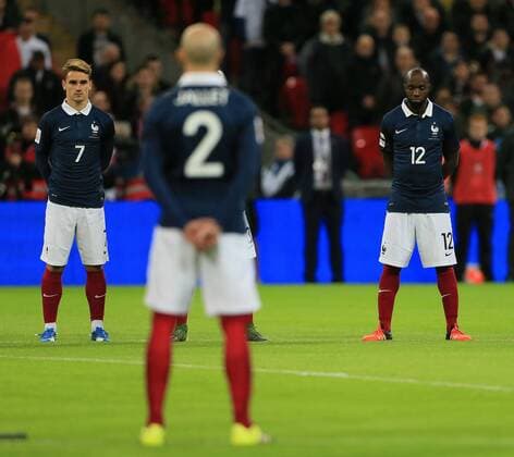 Fußball, Länderspiel, England - Frankreich, Gedenken an Terror-Opfer von Paris vor Spielbeginn France s Lucas Digne and Lassana Diarra observe the 1 minute silence International Friendly Länderspiel Match- England v France - Wembley Stadium - England - 17th November 2015 - Picture David Klein Sportimage EDITORIAL USE ONLY. No use with unauthorised audio, video, data, fixture lists, club league logos or live services. Online in-match use limited to 120 images, no video emulation. No use in betting, games or single club league player publications.