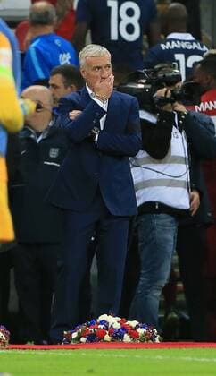 Fußball, Länderspiel, England - Frankreich, Gedenken an Terror-Opfer von Paris vor Spielbeginn France s Didier Deschamps looks on dejected after laying a wreath International Friendly Länderspiel Match- England v France - Wembley Stadium - England - 17th November 2015 - Picture David Klein Sportimage EDITORIAL USE ONLY. No use with unauthorised audio, video, data, fixture lists, club league logos or live services. Online in-match use limited to 120 images, no video emulation. No use in betting, games or single club league player publications.