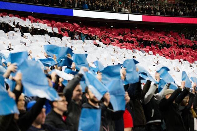 Fußball, Länderspiel, England - Frankreich, Gedenken an Terror-Opfer von Paris vor Spielbeginn The Tricolour in the stadium - Breast Cancer Care International - England v France - Wembley Stadium - London - England - 17th November 2015 - Picture Charlie Forgham Bailey Sportimage EDITORIAL USE ONLY. No use with unauthorised audio, video, data, fixture lists, club league logos or live services. Online in-match use limited to 120 images, no video emulation. No use in betting, games or single club league player publications.
