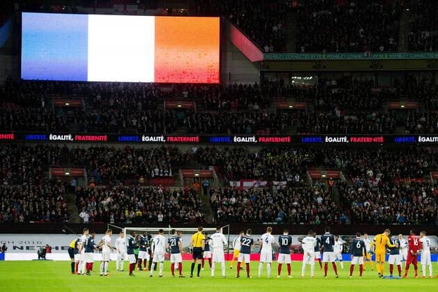 Fußball, Länderspiel, England - Frankreich, Gedenken an Terror-Opfer von Paris vor Spielbeginn A minute s silence as England goalkeeper Joe Hart comforts France?s Bacary Sagna (bottom right) - Breast Cancer Care International - England v France - Wembley Stadium - London - England - 17th November 2015 - Picture Charlie Forgham Bailey Sportimage EDITORIAL USE ONLY. No use with unauthorised audio, video, data, fixture lists, club league logos or live services. Online in-match use limited to 120 images, no video emulation. No use in betting, games or single club league player publications.