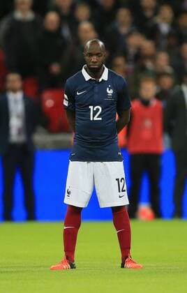 Fußball, Länderspiel, England - Frankreich, Gedenken an Terror-Opfer von Paris vor Spielbeginn France s Lassana Diarra looks on during the minute silence International Friendly Länderspiel Match- England v France - Wembley Stadium - England - 17th November 2015 - Picture David Klein Sportimage EDITORIAL USE ONLY. No use with unauthorised audio, video, data, fixture lists, club league logos or live services. Online in-match use limited to 120 images, no video emulation. No use in betting, games or single club league player publications.