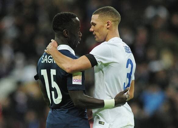 Football - 2015 2016 International Friendly Länderspiel - England vs. France Old Arsenal team mates Bacary Sagna of France and Kieran Gibbs of England embrace at the end of the match at Wembley. COLORSPORT ANDREW COWIE 