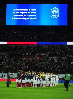 Football - 2015 2016 International Friendly Länderspiel - England vs. France Fans of both teams sing the French National anthem before kick off at Wembley. COLORSPORT ANDREW COWIE 