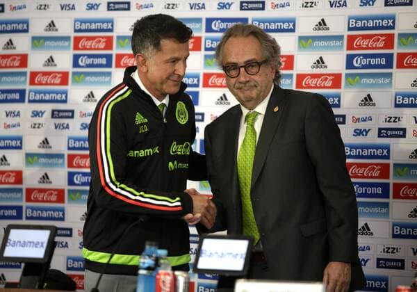 Fussball - Nationalteam Mexiko - PK - Juan Carlos Osorio und Decio de Maria.  - ZUMAu78_
