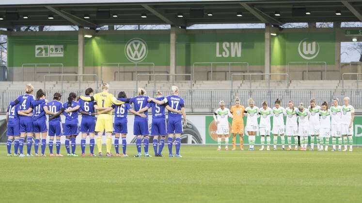 Fußball, UWCL, VfL Wolfsburg - FC Chelsea; Schweigeminute vor dem Spiel, Gedenkminute, Andacht. xtgx