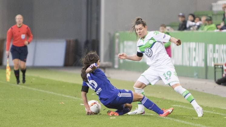 Fußball, UWCL, VfL Wolfsburg - FC Chelsea; v.l. Ana Borges (Chelsea, 16) gegen Ramona Bachmann (Wolfsburg, 19) Zweikampf, Duell, duell, tackle, Tackling, Aktion, action. xtgx