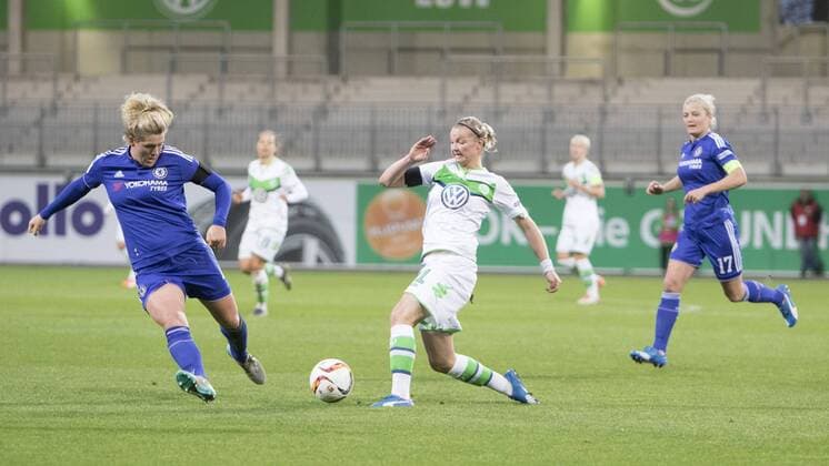 Fußball, UWCL, VfL Wolfsburg - FC Chelsea; Alexandra Popp (Alex Popp, Wolfsburg, 11) Zweikampf, Duell, duell, tackle, Tackling, Aktion, action. xtgx