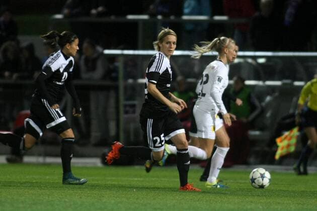 Fußball, Damen, Champions League, 1. FFC Frankfurt - Lilleström SK Rückspiel im Achtelfinale der UEFA Women s Champions League: 1. FFC Frankfurt gegen LSK Kvinner am Mittwoch (18.11.2015) im Stadion am Brentanobad in Frankfurt am Main. Anja Sonstevold (LSK Kvinner, R), Saskia Bartusiak (1. FFC Frankfurt).