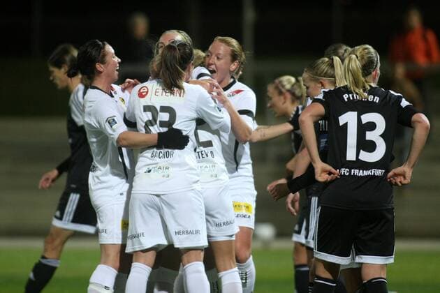 Rückspiel im Achtelfinale der UEFA Women s Champions League: 1. FFC Frankfurt gegen LSK Kvinner am Mittwoch (18.11.2015) im Stadion am Brentanobad in Frankfurt am Main. Kvinner jubel t nach dem 1:0 durch Emma Lund (LSK Kvinner).