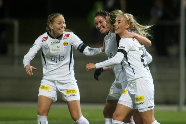 Rückspiel im Achtelfinale der UEFA Women s Champions League: 1. FFC Frankfurt gegen LSK Kvinner am Mittwoch (18.11.2015) im Stadion am Brentanobad in Frankfurt am Main. Kvinner jubel t nach dem 1:0 durch Emma Lund (LSK Kvinner).