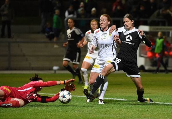 18.11.2015, xjhx, Fussball UEFA Champions League, 1.FFC Frankfurt - LSK Kvinner, emspor, v.l. Gudbjoerg Gunnarsdottir (LSK Kvinner), Anna Westerlund (LSK Kvinner), Kerstin Garefrekes (1.FFC Frankfurt)
