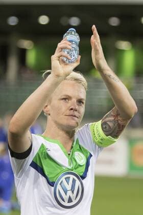 Fußball, UWCL, VfL Wolfsburg - FC Chelsea; Nilla Fischer (Wolfsburg; Kapitänin, captain, 4) bedankt sich bei Fans, Dank, bedanken, feiern. xtgx