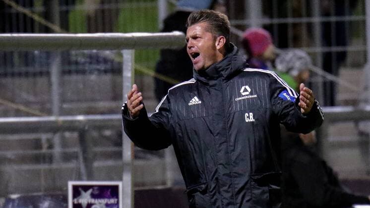 Colin Bell (Trainer, Frankfurt), wütend, aufgebracht, gibt Anweisungen, gestikuliert, mit den Armen gestikulieren, gives instructions, gesticulate, enttäuscht schauend, Enttäuschung, Frustration, disappointed, pessimistisch, Fussball, UEFA Women s Champions League, 1. FFC Frankfurt - Lilleström SK Kvinner, xozx