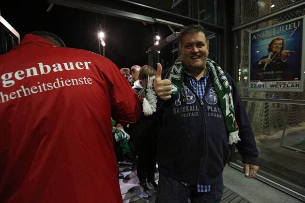 18.11.2015, xovx, Handball HBL, HSG Wetzlar - THW Kiel, emspor, Einlasskontrolle vor dem Spiel gegen den THW Kiel wegen den Vorfaellen in Paris und Hannover. Freisteller.