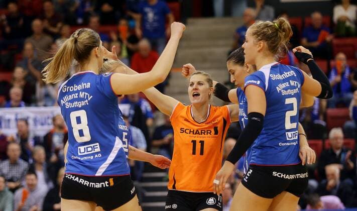Stuttgart , Volleyball DVV Pokal Viertelfinale , Allianz MTV Stuttgart vs. Schweriner SC , mitte: Lisa Thomsen ( Allianz )