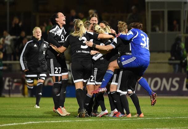 18.11.2015, xjhx, Fussball UEFA Champions League, 1.FFC Frankfurt - LSK Kvinner, emspor, v.l. Mandy Islacker (1.FFC Frankfurt) trifft zum entscheidenden Treffer