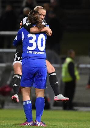 18.11.2015, xjhx, Fussball UEFA Champions League, 1.FFC Frankfurt - LSK Kvinner, emspor, v.l. Mandy Islacker (1.FFC Frankfurt), Anne-Kathrine Kremer (1.FFC Frankfurt) jubeln jubelt nach Spielende.