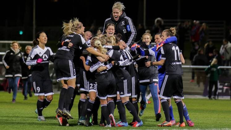 Grenzenloser Jubel bei den Spielerinnen des 1. FFC Frankfurt über den Einzug ins Viertelfinale nach Elfmeterschießen, Freude, Jubel, Sieger, Gewinner, Duselsieg, Elfmeterkrimi, Fussball, UEFA Women s Champions League, 1. FFC Frankfurt - Lilleström SK Kvinner, xozx