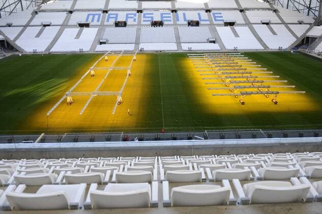 Fußball, EURO 2016, Rasen im Stade Velodrome in Marseille wird mit speziellem UV-Licht bestrahlt Luminotheraphie Stade Velodrome - Marseille - 18 11 2015 FranckPennant Panoramic 
