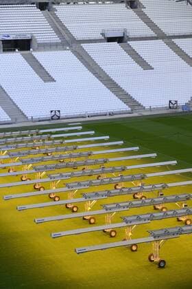 Fußball, EURO 2016, Rasen im Stade Velodrome in Marseille wird mit speziellem UV-Licht bestrahlt Luminotheraphie Stade Velodrome - Marseille - 18 11 2015 FranckPennant Panoramic 