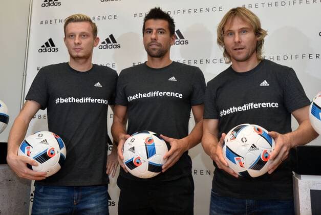 Fußball, EM 2016, Pavel Nedved präsentiert offiziellen Spielball Czech soccer players from left to right Ladislav Krejci, Milan Baros and Pavel Nedved present new official soccer ball for European Championship EM Europameisterschaft UEFA EURO EM Europameisterschaft Fussball 2016, in Prague, Czech Republic, on November 19, 2015. (CTKxPhoto KaterinaxSulova) CTKPhotoP201511190692401  suk1