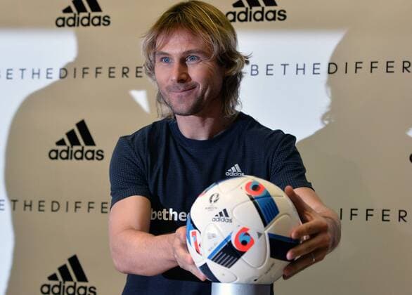 Fußball, EM 2016, Pavel Nedved präsentiert offiziellen Spielball Czech soccer player Pavel Nedved presents new official soccer ball for European Championship EM Europameisterschaft UEFA EURO EM Europameisterschaft Fussball 2016, in Prague, Czech Republic, on November 19, 2015. (CTKxPhoto KaterinaxSulova) CTKPhotoP201511190699901  suk4