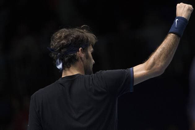 19.11.2015. The O2, London, England. ATP Tennis Herren Tennis Tour Finals. Day 5. Roger Federer (SUI) 3 salutes his fans after his match with Kei Nishikori (JPN) 8 . Federer won the match 7-5, 4-6, 6-4. xStephenxBartholomewx  ActionPlus11682888