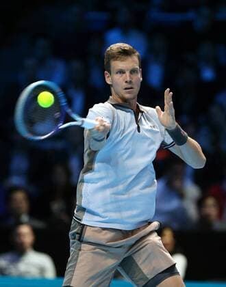 (151120) -- LONDON, Nov. 19, 2015 -- Czech Republic s Tomas Berdych plays a shot against Serbia s Novak Djokovic during a men s singles match the ATP Tennis Herren World Tour Finals tennis tournament in London on Nov. 19, 2015. Berdych lost 0-2.) (SP)UK-LONDON-TENNIS-ATP FINAL HanxYan 