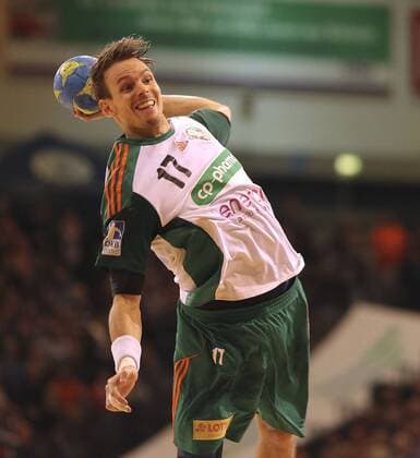 Foto : Torwurf von Kai Häfner Hannover , gegen Henrik Toft Hansen , rechts Handball Herren 1. Bundesliga am Mi. 18.11.2015 SG Flensburg - Burgdorf Hannover