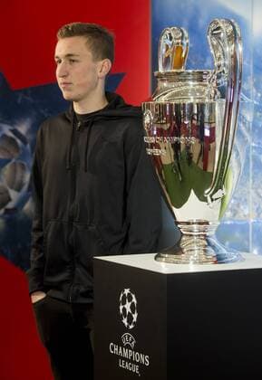 The UEFA Champions League trophy is displayed within Trophy Tour in Prague, Czech Republic, November 20, 2115. (CTKxPhoto VitxSimanek) CTKPhotoP201511200733401  VIS 004 K