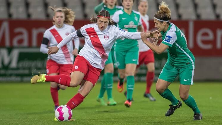 v.li.: Charline Hartmann (SGS Essen, 13) und Daniela Schacher (SV Werder Bremen, 19) im Zweikampf, Duell, duel, tackle, Fussball, Allianz Frauen-Bundesliga, SGS Essen - SV Werder Bremen, xdgx