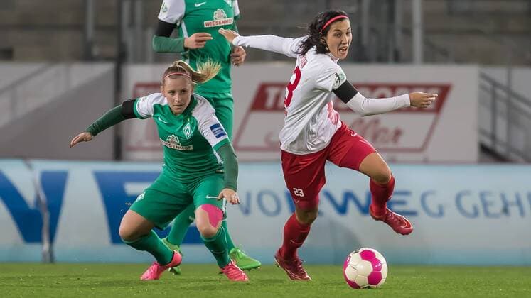 v.li.: Cindy König (Konig, Koenig, SV Werder Bremen, 11) und Sara Doorsoun (SGS Essen, 23) im Zweikampf, Duell, duel, tackle, Fussball, Allianz Frauen-Bundesliga, SGS Essen - SV Werder Bremen, xdgx