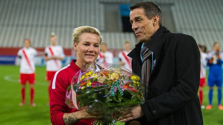 v.li.: Sarah Freutel (SGS Essen, 7) bekommt vor dem Spiel Blumen überreicht, wird geehrt, Ehrung, Fussball, Allianz Frauen-Bundesliga, SGS Essen - SV Werder Bremen, xdgx