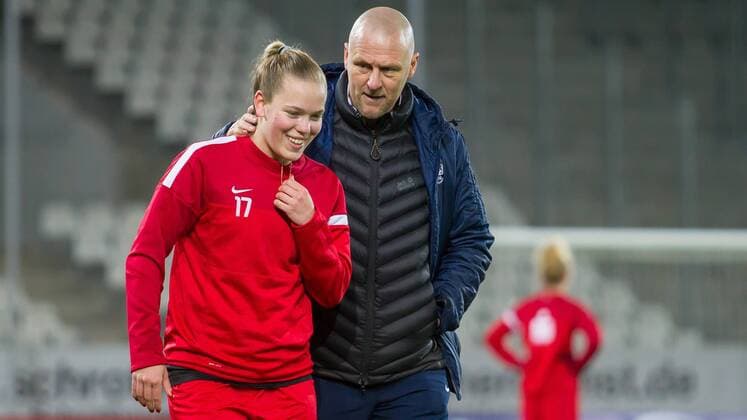v.li.: Margarita Gidion (SGS Essen, 17) und Trainer Markus Högner (Hogner, SGS Essen) im Gespräch, Fussball, Allianz Frauen-Bundesliga, SGS Essen - SV Werder Bremen, xdgx
