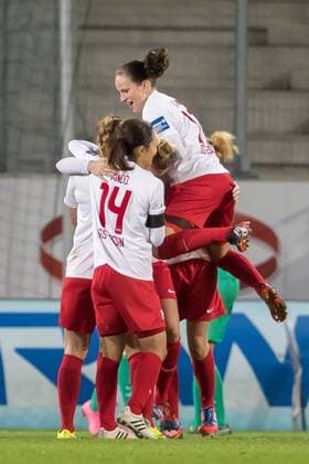Die Spielerinnen der SGS Essen beim Torjubel, Goal celebration, celebrate the goal, goal celebration, Jubeltraube, Fussball, Allianz Frauen-Bundesliga, SGS Essen - SV Werder Bremen, xdgx