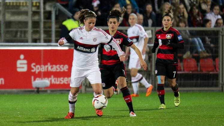 v.li.: Melanie Leupolz (FCB, 8), Kristina Sundov (Leverkusen, 11), Fussball, Allianz Frauen-Bundesliga, Bayer 04 Leverkusen - FC Bayern München, xozx