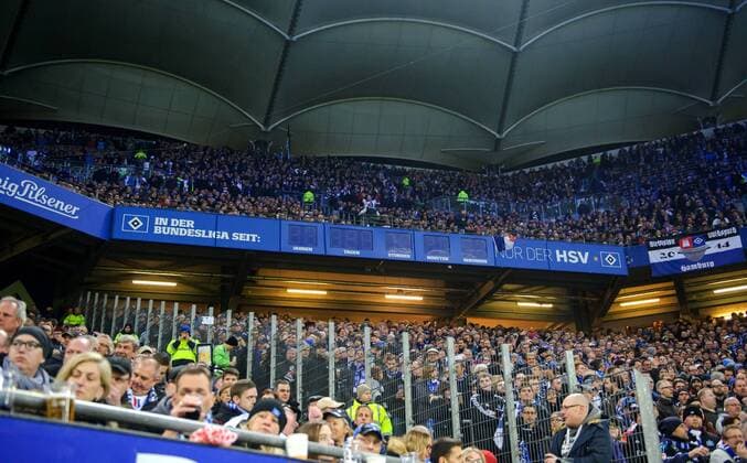 20. November 2015: Hamburg, Volksparkstadion: Fussball 1. Bundesliga, 13. Spieltag: Hamburger SV - Borussia Dortmund: Die Stadionuhr im Hamburger Volksparkstadion gibt Anfang der zweiten Halbzeit den Geist auf.