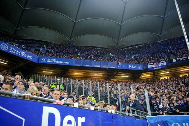 20. November 2015: Hamburg, Volksparkstadion: Fussball 1. Bundesliga, 13. Spieltag: Hamburger SV - Borussia Dortmund: Die Stadionuhr im Hamburger Volksparkstadion gibt Anfang der zweiten Halbzeit den Geist auf.