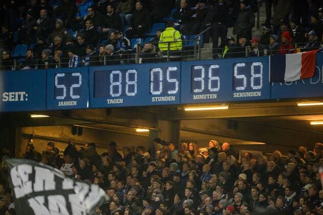20. November 2015: Hamburg, Volksparkstadion: Fussball 1. Bundesliga, 13. Spieltag: Hamburger SV - Borussia Dortmund: Die Stadionuhr im Hamburger Volksparkstadion zeigt Ende der zweiten Halbzeit wieder die Zeit an.