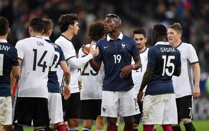 FUSSBALL INTERNATIONAL TESTSPIEL in Paris, Saint-Denis im Stade de France Frankreich - Deutschland 13.11.2015 Shake Hands; Paul Pogba (Mitte, Frankreich) und Sami Khedira (Mitte li, Deutschland) im Gespraech 