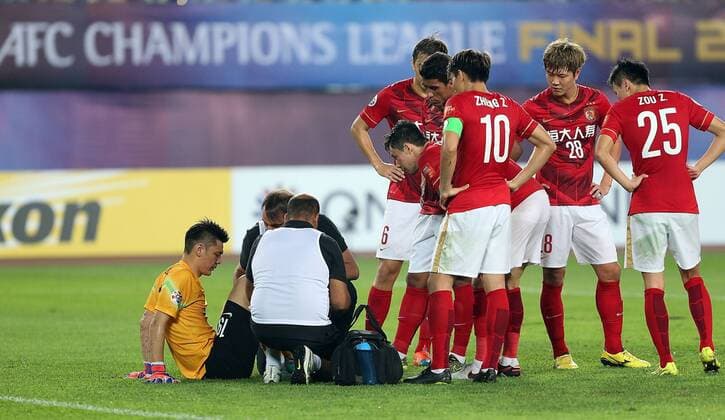 (151121) -- GUANGZHOU, Nov. 21, 2015 -- Zeng Cheng (1st L) of Guangzhou Evergrande receives medical treatment during the 2nd round of the AFC Champions League final match between Guangzhou Evergrande and Al Ahli of United Arab Emirates in Guangzhou, China, Nov. 21, 2015. ) (SP)CHINA-GUANGZHOU-SOCCER-AFC CHAMPIONS LEAGUE-FINAL (CN) CaoxCan 