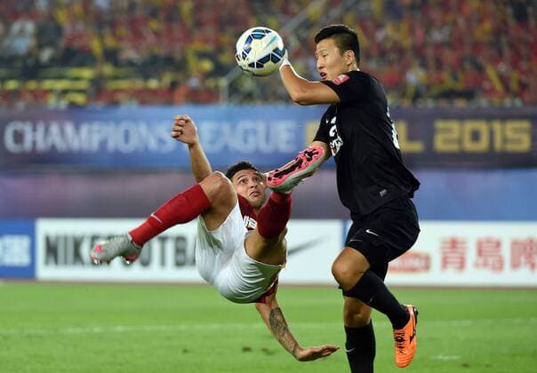 (151121) -- GUANGZHOU, Nov. 21, 2015 -- Elkeson (L) of Guangzhou Evergrande competes during the 2nd round of the AFC Champions League final match between Guangzhou Evergrande and Al Ahli of United Arab Emirates in Guangzhou, China, Nov. 21, 2015. ) (SP)CHINA-GUANGZHOU-SOCCER-AFC CHAMPIONS LEAGUE-FINAL (CN) LiuxDawei 