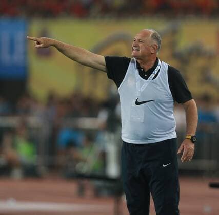 Head coach Luiz Felipe Scolari of China s Guangzhou Evergrande gives instructions to his players as they compete against UAE s Al Ahli during their second final match of the AFC Champions League 2015 in Guangzhou city, south China s Guangdong province, 21 November 2015. China s Guangzhou Evergrande defeated UAE s Al Ahli 1-0 to win the AFC Champions League 2015. Elkeson scores to lead Guangzhou Evergrande to win AFC Champions League  20151121_11786