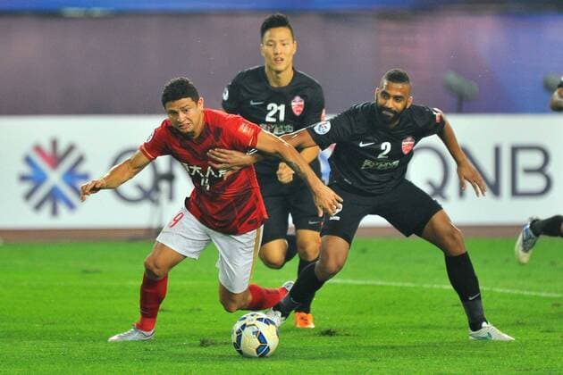 Elkeson de Oliveira Cardoso of China s Guangzhou Evergrande, left, challenges Salmin Khamis Salmin, right, of UAE s Al Ahli during their second final match of the AFC Champions League 2015 in Guangzhou city, south China s Guangdong province, 21 November 2015. China s Guangzhou Evergrande defeated UAE s Al Ahli 1-0 to win the AFC Champions League 2015. Elkeson scores to lead Guangzhou Evergrande to win AFC Champions League  20151121_11919
