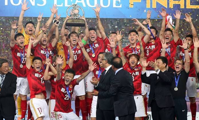 (151121) -- GUANGZHOU, Nov. 21, 2015 -- Players of Guangzhou Evergrande celebrate during the awarding ceremony of the AFC Champions League final match between Guangzhou Evergrande and Al Ahli of United Arab Emirates in Guangzhou, China, Nov. 21, 2015. Guangzhou Evergrande won 1-0 and claimed the title. ) (SP)CHINA-GUANGZHOU-SOCCER-AFC CHAMPIONS LEAGUE-FINAL (CN) CaoxCan 