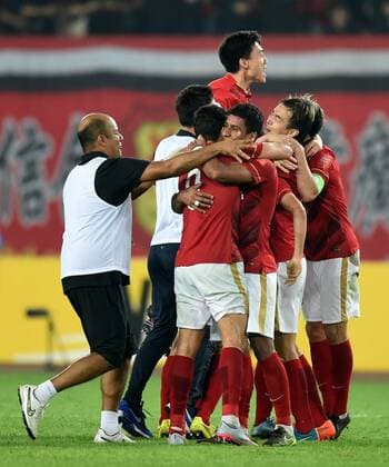 (151121) -- GUANGZHOU, Nov. 21, 2015 -- Players of Guangzhou Evergrande celebrate after winning the 2nd round of the AFC Champions League final match between Guangzhou Evergrande and Al Ahli of United Arab Emirates in Guangzhou, China, Nov. 21, 2015. Guangzhou Evergrande won 1-0 and claimed the title. ) (SP)CHINA-GUANGZHOU-SOCCER-AFC CHAMPIONS LEAGUE-FINAL (CN) GuoxYong 