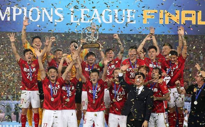 (151121) -- GUANGZHOU, Nov. 21, 2015 -- Players of Guangzhou Evergrande celebrate during the awarding ceremony of the AFC Champions League final match between Guangzhou Evergrande and Al Ahli of United Arab Emirates in Guangzhou, China, Nov. 21, 2015. Guangzhou Evergrande won 1-0 and claimed the title. ) (SP)CHINA-GUANGZHOU-SOCCER-AFC CHAMPIONS LEAGUE-FINAL (CN) CaoxCan 